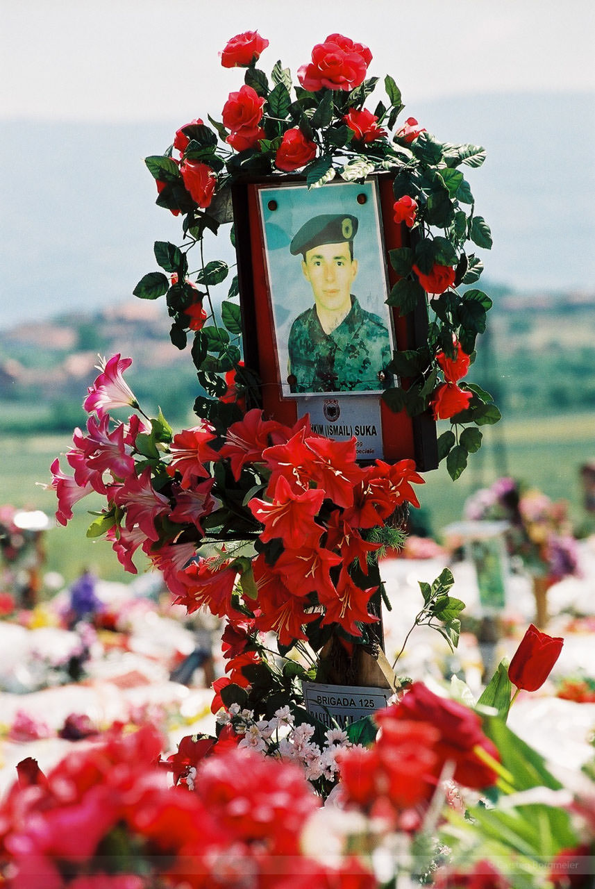 Grab eines gefallenen UCK-Kämpfers, Orahovac, 2000