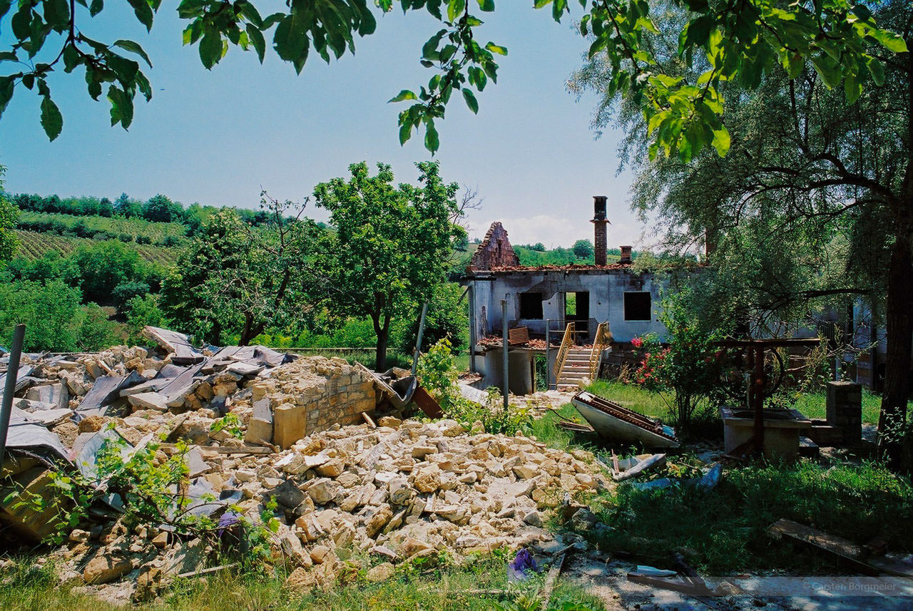 Zerstörte Klosteranlage bei Kacanik, Kosovo, Mai 2000