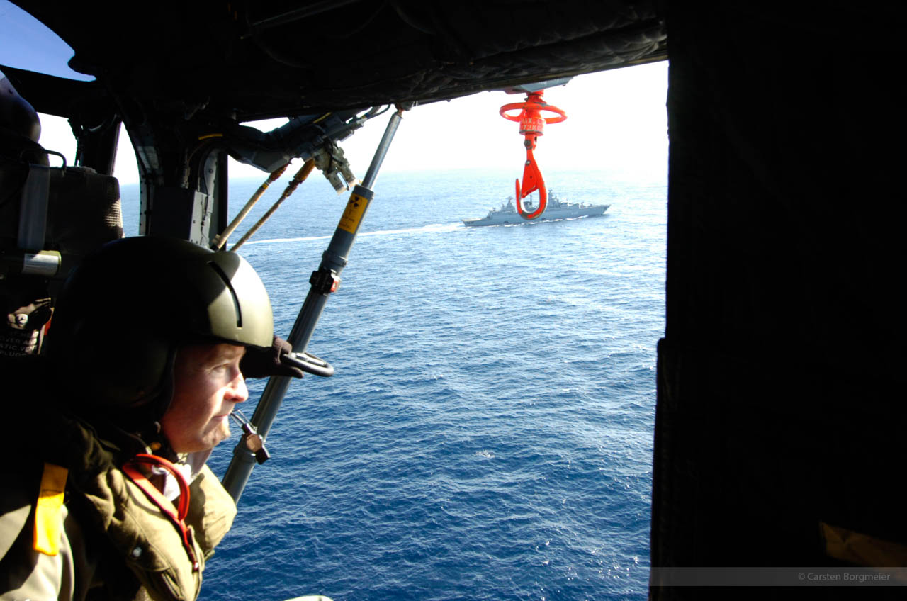 Carsten Borgmeier an Bord eines deutschen Marine-Hubschraubers im östlichen Mittelmeer, Januar 2008