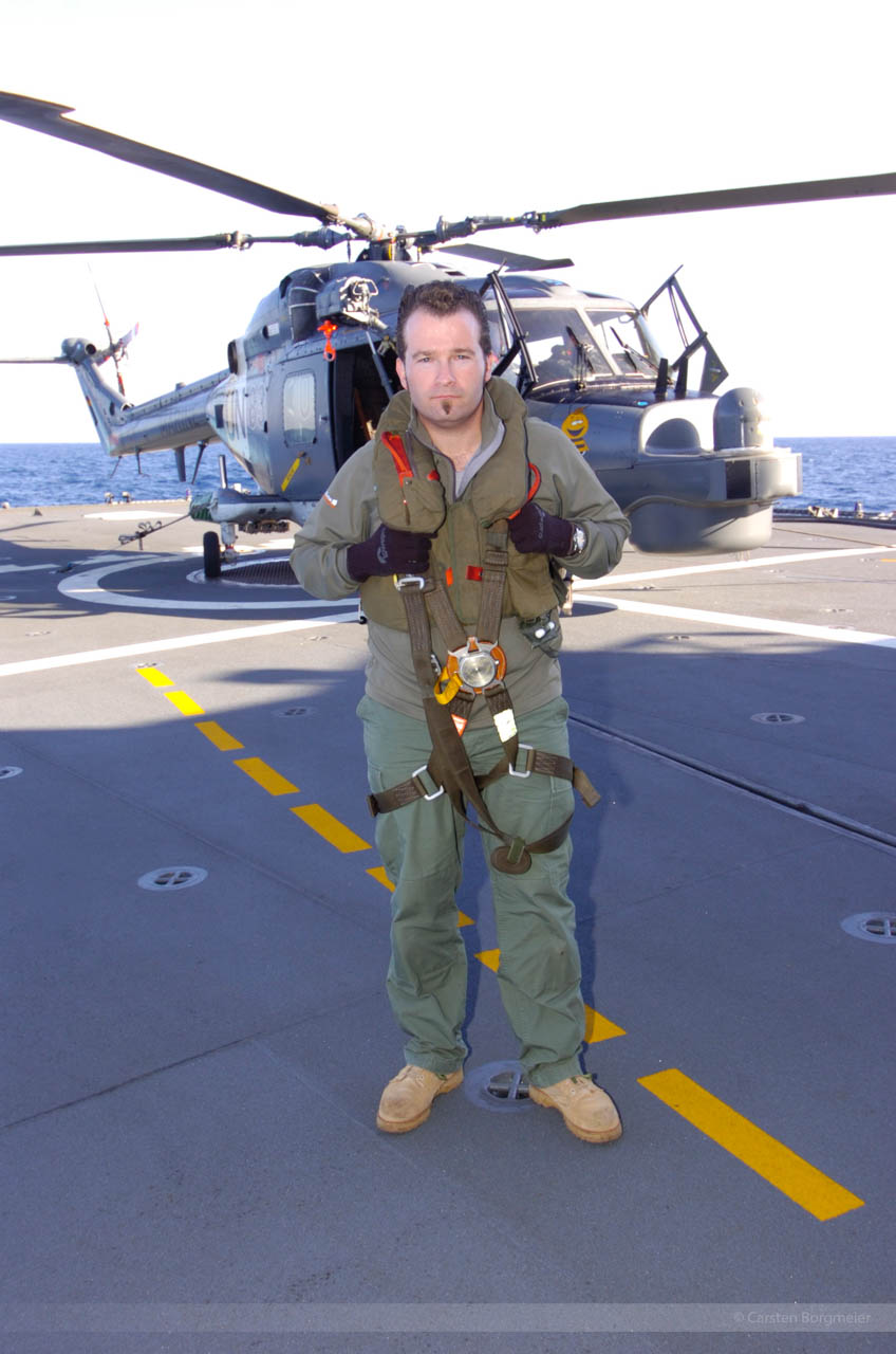 Fotoreporter Carsten Borgmeier an Deck der deutschen Fregatte "Bayern". Im Hintergrund ein deutscher Marine-Hubschrauber, Libanonküste, Januar 2008