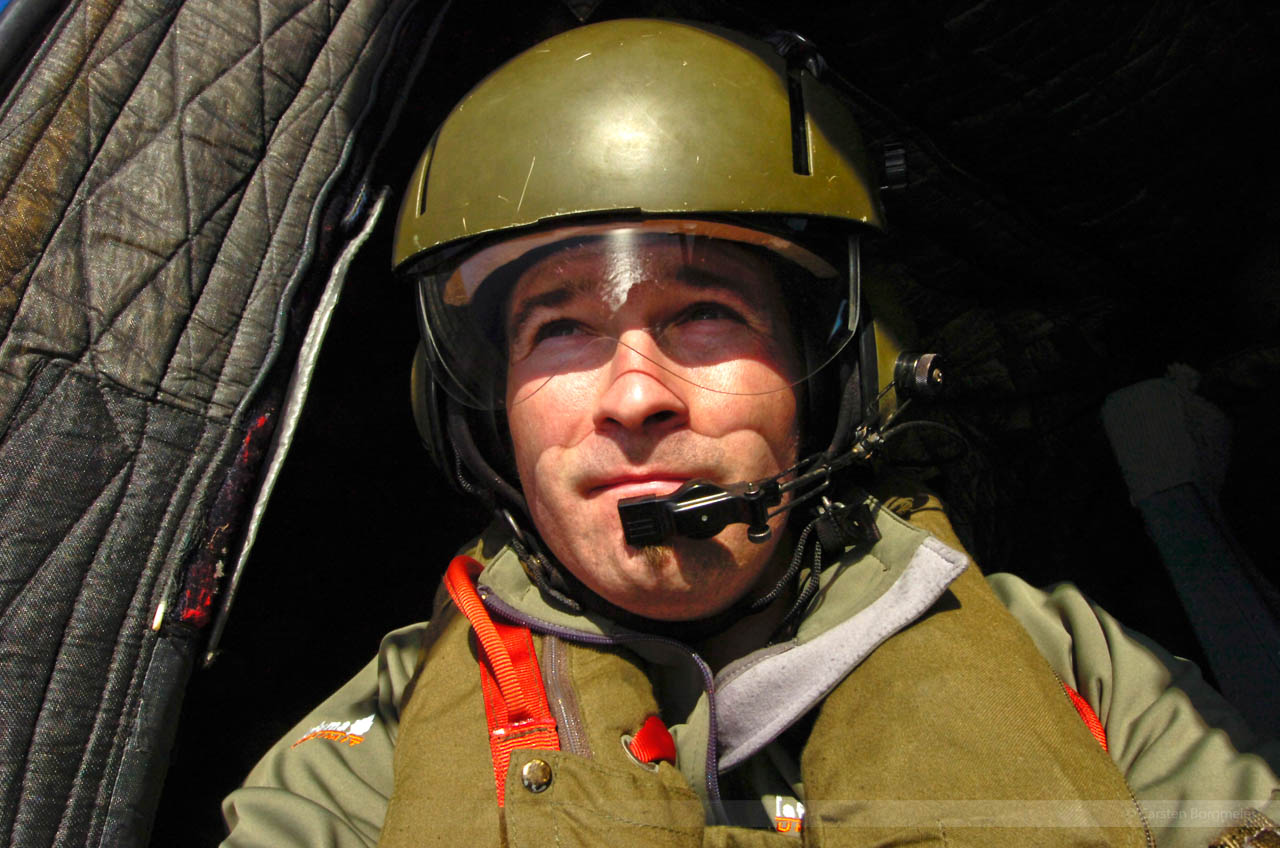 Fotoreporter Carsten Borgmeier an Bord eines deutschen Marine-Hubschraubers, Libanonküste, Januar 2008